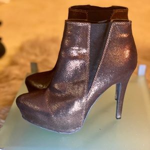 ROCK & REPUBLIC Georgine Metallic Ankle Bootie